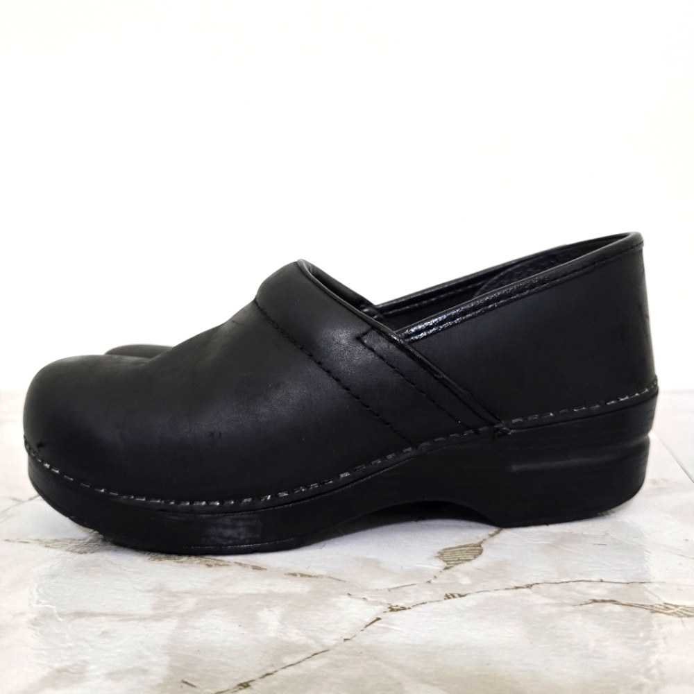 DANSKO womens 9.5 Euro 40 The Professional Clog Black Leather Nursing Work